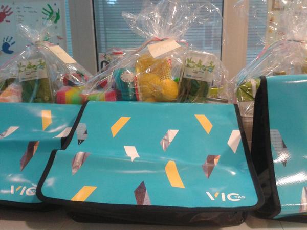 Met <a href="/JoU_Ondiep/">JoU_Ondiep</a> #happydrinks paketten &amp; #victassen rondbrengen bij winnaars van de ondiep alcohol &amp; drugs kennisquiz!