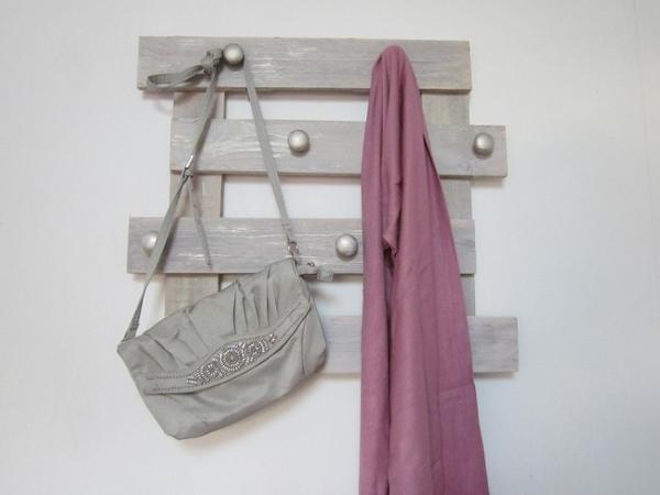MonAtelierVille's tweet photo. Sympa le porte-manteau en bois de palette http://t.co/qbCuEDMVI5 via @VisiteDECO #DIY http://t.co/4ekVnTPtF3