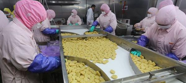 LEXPRESS's tweet photo. La Chine ferme une usine qui a vendu de la viande périmée à McDonald's, Pizza Hut et KFC http://t.co/SeiwXlMAGn http://t.co/ibRqhwrppS
