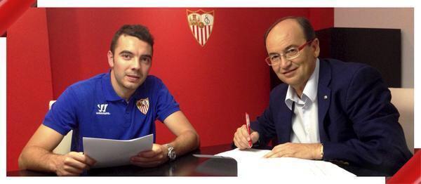 SFC_SAD's tweet photo. #IMAGEN | Aquí podemos ver a @Aspas10 firmando su nuevo contrato junto al presidente del #SevillaFC !!! #SFC #Sevilla http://t.co/xiJclQrXrV