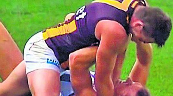 MARCAinENGLISH's tweet photo. Just a 4-game ban for trying to strangle an opponent http://t.co/PXEWFp0SbI http://t.co/BxTK9mzrPA