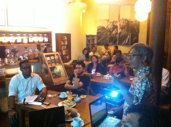kopikultur's tweet image. Prawoto Indarto, author 'The Road of Java Coffee' now sharing his research. A story telling for legend Java Coffee