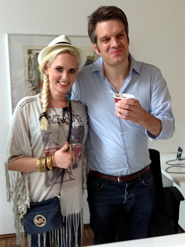 kernpunkt's tweet photo. Sarah Dingens auf Promotion Tour bedeutet Eis für uns. Das freut auch @steinforth #Eisie #Agentour (dn) http://t.co/kqFm4YLM9d