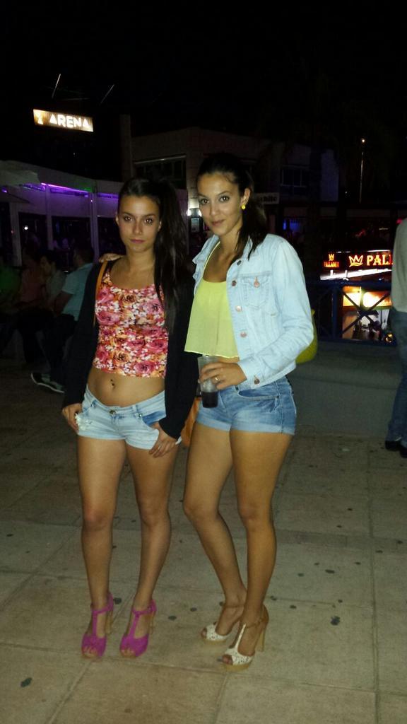 mooreeniitta's tweet photo. Oleee quee oleee miraa que gentee mas apañaa sii señorr http://t.co/6AXlFtrNMy