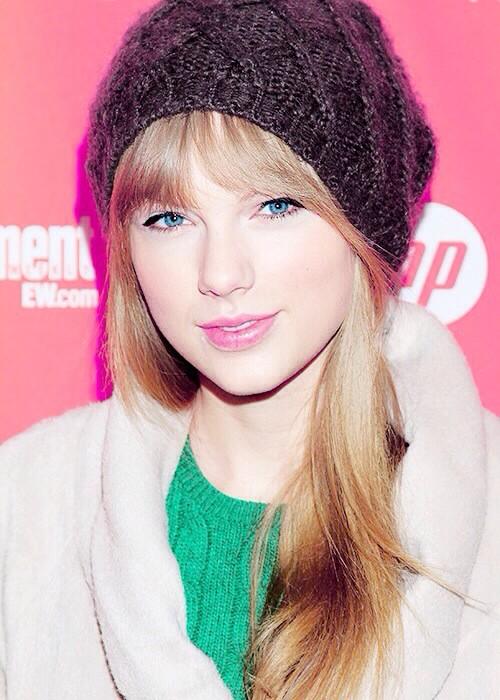 шапка под челку. рейчел берри в берете. девушка с челкой в шапке. шапка с челкой. прически под беретку.