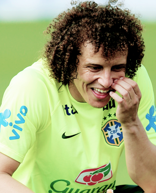 ultimateyongguk's tweet photo. "Eu tenho inveja do sol que pode te aquecer. Eu tenho inveja do vento que te toca."  @DavidLuiz_4 http://t.co/s1xs7j6AKa