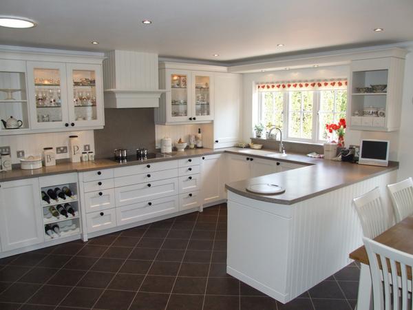 Beautiful Corian @coriandesign worktops in Matterhorn on traditional hand painted cabinetry. Designed by @ColliersUK