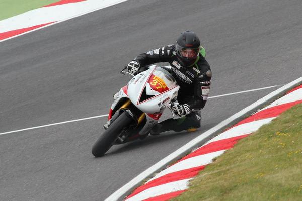 Here's <a href="/JesseJammyJones/">Jesse James Jones</a> in the National Superstock 600 Championship at Brands Hatch. <a href="/JesseJonesRacin/">Jesse Jones Racing </a>