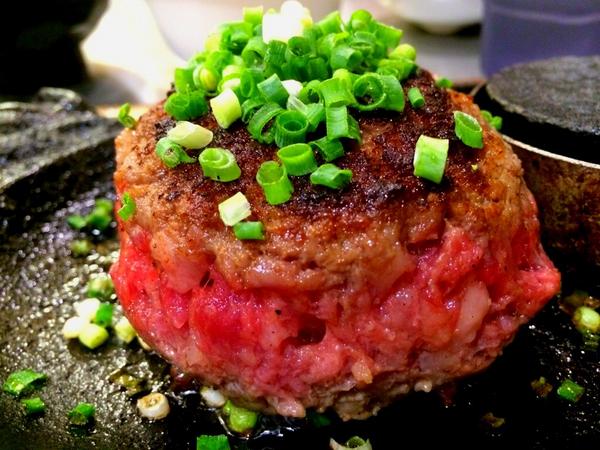 秋との子 極味や でほぼ生ハンバーグ を食べて満足至極 伊万里牛100 は伊達じゃないぜ ﾟwﾟ ﾉ空腹もあいまって よりデリシャスに との子は肉の生っぽい部分をタレに絡めて ユッケ丼みたいにして食べるのが好みだよ ジューシー Http T Co