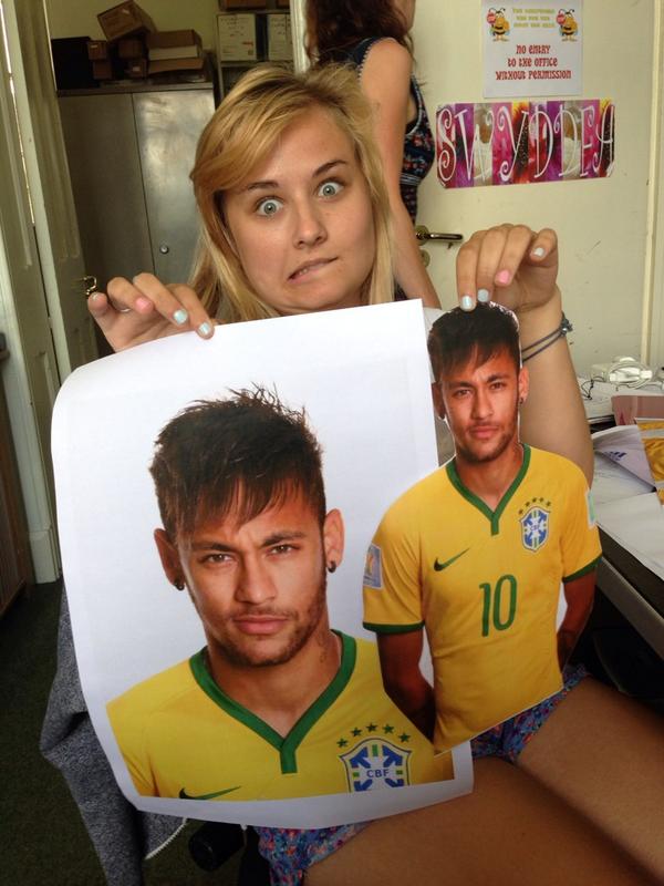 Neymar Jr &amp; Neymar Jr Jr yn helpu <a href="/meganbarrett94/">Megan Barrett</a> yn y swyddfa heddiw. #buddugol ?