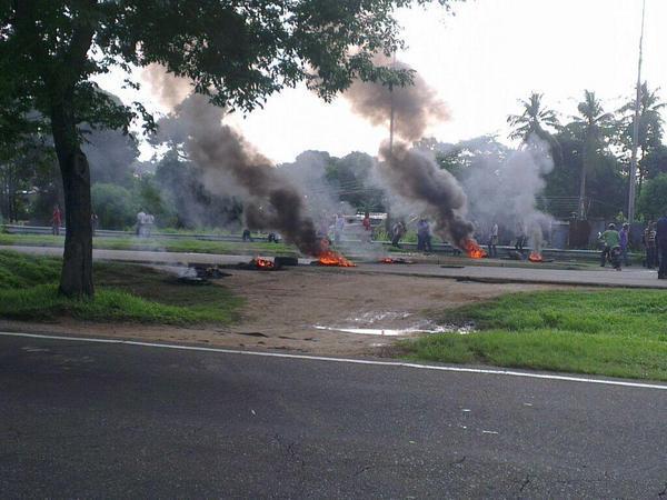 NoticiasSB1's tweet photo. #21J Trabajadores de Sidor cierran en ambos sentidos del puente Caroní,  http://t.co/jkae0QuB6x"