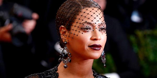 peopleschoice's tweet photo. 50 shades of Bey? See the #FiftyShadesOfGrey teaser that @Beyonce posted to Instagram: http://t.co/vPOIQPglje http://t.co/s9hQXliV9a