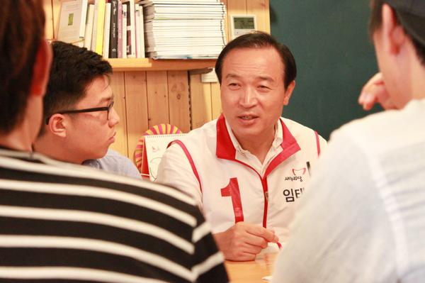 오늘 영통 거주 대학생 10명과 청년창업, 등록금, 교통 문제 등 현실적 어려움에 대해 허심탄회하게 이야기를 나눴습니다. 소통을 통해 꿈을 키워주고 힘이 되어주는 일에 저도 작은 힘을 보탭니다. 화이팅 하세요!