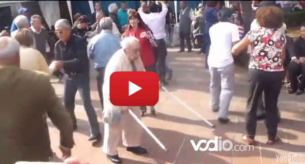 If this does not put a smile on your face, you're a lost cause! 
Made my day! 
vodio.com/1G4l3j/funny-o…