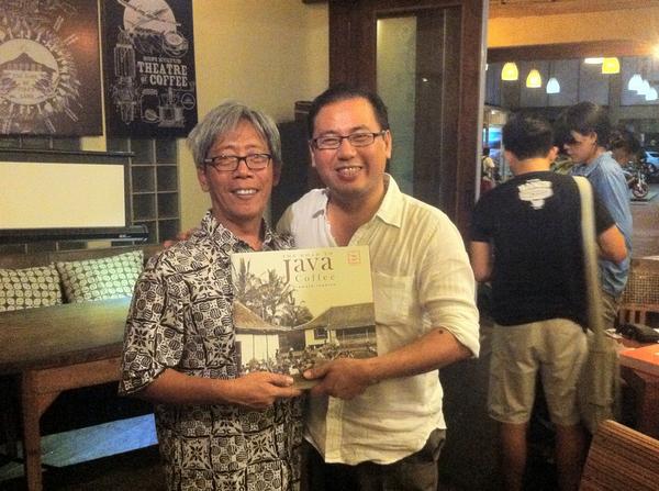 kopikultur's tweet image. Coffee book author @prawotoindarto + @jeffkristianto a restauranteur after book signing at Kopi Kultur