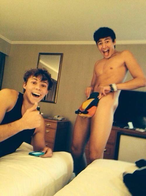 WW5SOSinfo's tweet photo. rt for calum's nudes #MTVHottest 5 seconds of summer http://t.co/KuiXSBUSwG