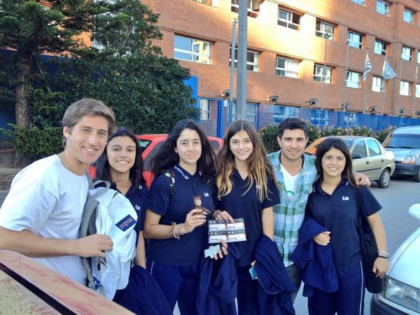 NicoCeroUno's tweet image. Mis nuevas amigas del IUA #camicaa @PlanetPunta regalando entradas de la mano de @LIFECinemasuy #Experiencia01