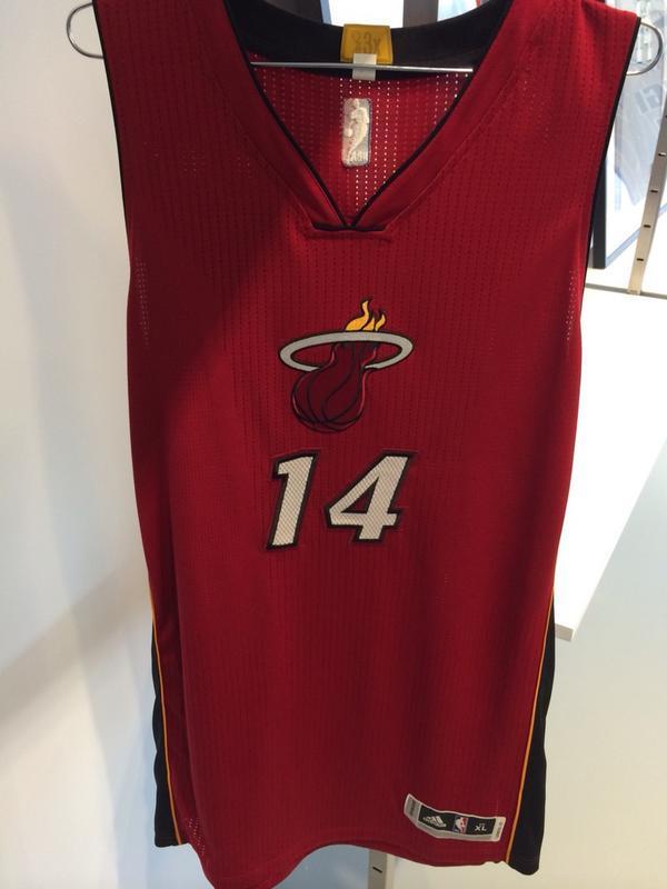 MiamiHeatEsp's tweet photo. Así serán las camisetas de Miami Heat para el 'Christmas Day'. http://t.co/ibI94qE60n