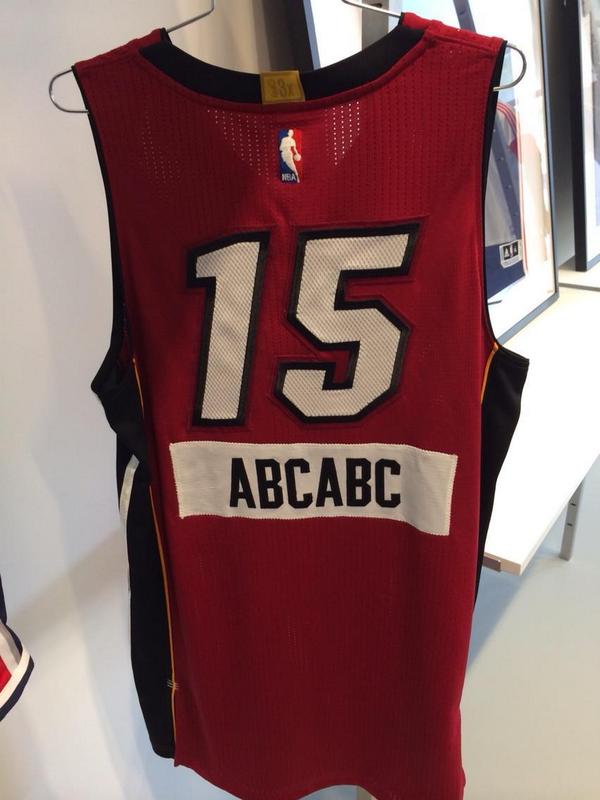 MiamiHeatEsp's tweet photo. Así serán las camisetas de Miami Heat para el 'Christmas Day'. http://t.co/ibI94qE60n