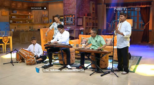 mdtvindonesia's tweet photo. Openingnya keren euy kang @newsuleprikitiw sundaan bareng mang @aingsaswi @Ini_Talkshow #IniSahurNEThari24 http://t.co/ayH2Xf6xJl