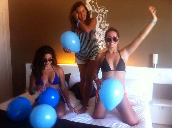 SolHouseCalvia's tweet photo. Look at this pretty australian girls! They love their #TweetPartySuite. Have fun, ladies! #sexywavegirls #socialwave http://t.co/tljzHt44aL