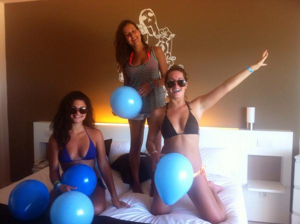SolHouseCalvia's tweet photo. Look at this pretty australian girls! They love their #TweetPartySuite. Have fun, ladies! #sexywavegirls #socialwave http://t.co/tljzHt44aL