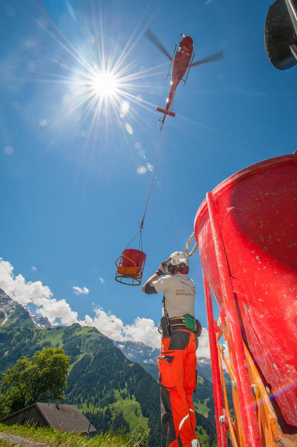 #veiechleiöppislos auf der baustelle: die ersten stützen stehen + doppelhelieinsatz #standxpress #lenk <a href="/Seilbahnnet/">Seilbahn.net / Ropeways.net</a>