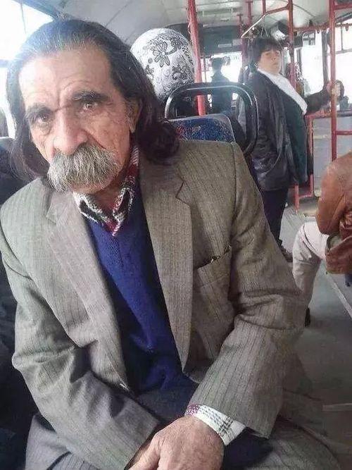 seytanas's tweet photo. nietzsche geçen gün "aabi söz, bi arkadaşa bakıp gelicem" diyince dayanamayıp izin verdim :( http://t.co/vGCxGQCxnD