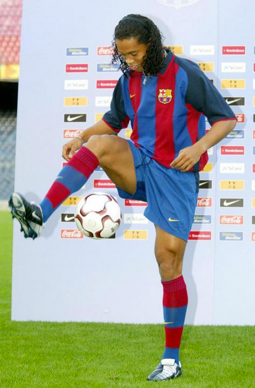 BarcelonaPro's tweet photo. Hoy hace 11 años el #Barça hizo el fichaje que cambiaría la historia del fútbol para siempre. #Leyenda @10Ronaldinho http://t.co/SEQKjM03Q7