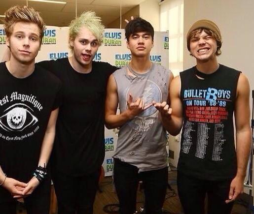 Ashton5SOS tweet picture