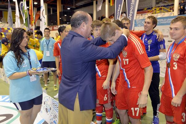 manolo_baron's tweet photo. Con la entrega de la medalla de oro y copa de Campeón del Mundo a #Rusia, se puso fin a @wucfutsal2014 en #Antequera http://t.co/ua3Fupwo1D