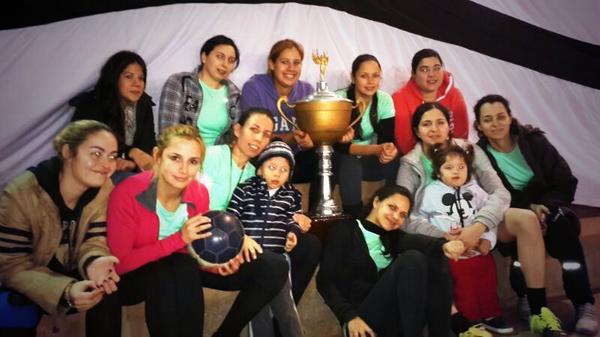 EXASanCristobal's tweet photo. Todos a alentar mañana a las chicas en el Exa Champions vs SSCC.. lugar: pilsen arena frente a faces!! Mañ 22 julio.. http://t.co/bnkyfnJbqb