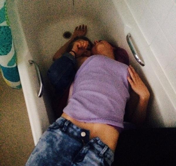 CarolineHartMV's tweet photo. Georgia and my sister , drink before 6 http://t.co/qwvMpvPsla