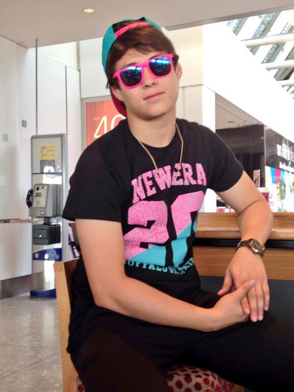 patriziamae's tweet image. “@AngeliPV: Nice frames @itsenriquegil !!!!!! #PinkFrames #londonbarriofiesta2014 http://t.co/fxFBsdLqcD”