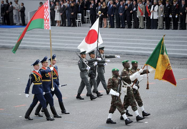 Efcege's tweet photo. Le Bénin à la célébration du 14 juillet à Paris... http://t.co/YoGBkaF16d