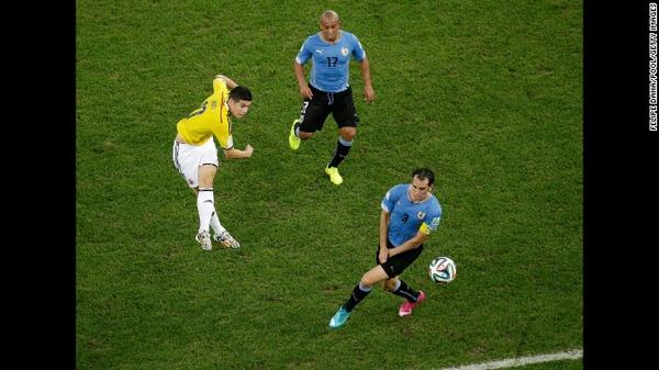 CNNEE's tweet photo. Y el mejor gol del Mundial es... ¡la volea de @jamesdrodriguez! ¡Felicitaciones! ttp://cnn.it/1p7US9m #Brasil2014 http://t.co/2EwGHjagBo