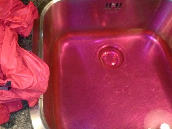 Geen regenjassen kopen bij de Hema ,geven héél erg rood af! Op kleren,meubels vloer enz.