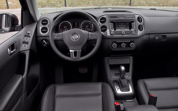 Volkswagen плюсы и минусы. Volkswagen Tiguan 2012 Торпедо. Tiguan 2014 салон. VW Tiguan торпеда 2013. Фольксваген Тигуан 2012 салон.