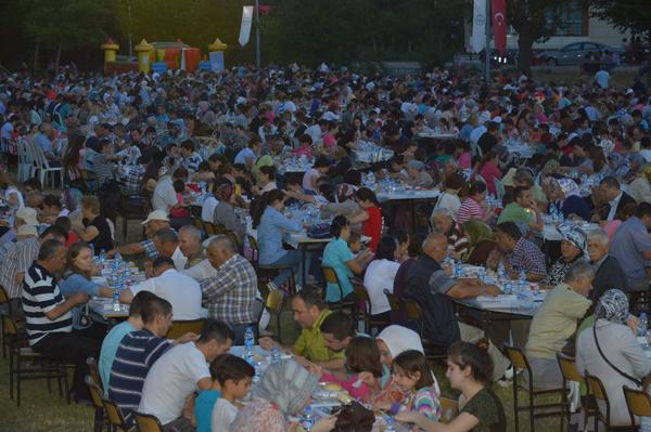 tiranozgur's tweet photo. Ramazan'ın 23.gününde Valimiz sn @MustafaYMN ın himayesinde kurulan İftar Alanında binlerce kişi orucunu açtı http://t.co/GAvKzkTAA4