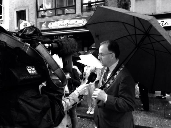 Burgemeester Aboutaleb leidde de stille tocht door Rotterdam ter nagedachtenis van Jenny Loh en Shu Po Fan. #MH17