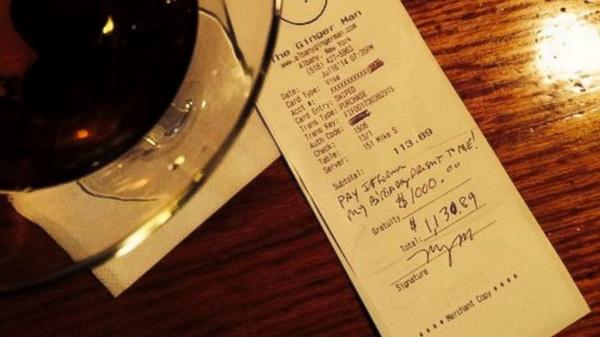 ABCWorldNews's tweet photo. Birthday Reveler Leaves $1K Tip for Waiter, Says 'Pay it Forward': http://t.co/soqmEZyCfs http://t.co/EM9u8ayWeB
