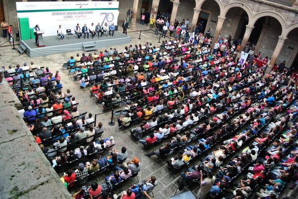 VictorSilvaMich's tweet photo. El día de hoy acompañamos al Gobernador @SJara_gobmich , a la entrega de tarjetas a beneficiarios Liconsa - Contigo http://t.co/Zvj6AYEkdn
