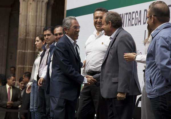 VictorSilvaMich's tweet photo. El día de hoy acompañamos al Gobernador @SJara_gobmich , a la entrega de tarjetas a beneficiarios Liconsa - Contigo http://t.co/Zvj6AYEkdn
