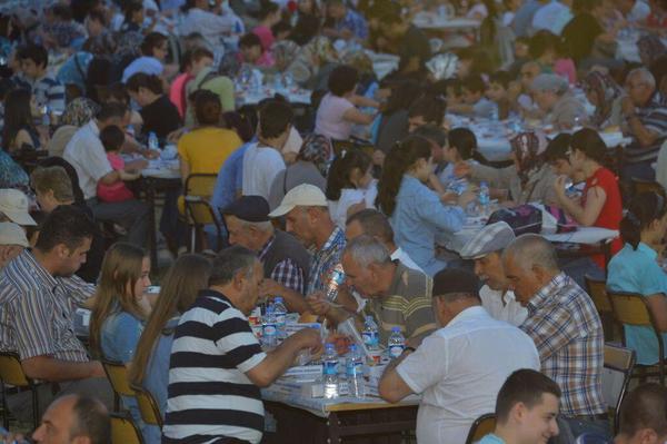 resat55083597's tweet photo. Kırklareli valiliği tarafından kurulan iftar çadırında binlerce kişi ile beraber oruç açtık @MustafaYMN http://t.co/RKTHpnXeVl