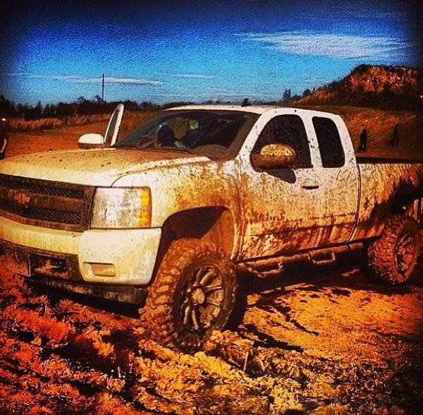 BestChevyPics's tweet photo. Dirty Chevys always look the best! http://t.co/5LJPKWIyBd