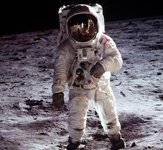 Farodevigo's tweet photo. La Luna hace 45 años, ahora Marte  http://t.co/Ghw5YHWIe8 http://t.co/gOusGRezke