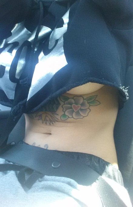 A little underboob action going on this #MackMonday http://t.co/6oLCAb3zKk<a href="/tag/mackmonday"class="tags">#MackMonday</a>