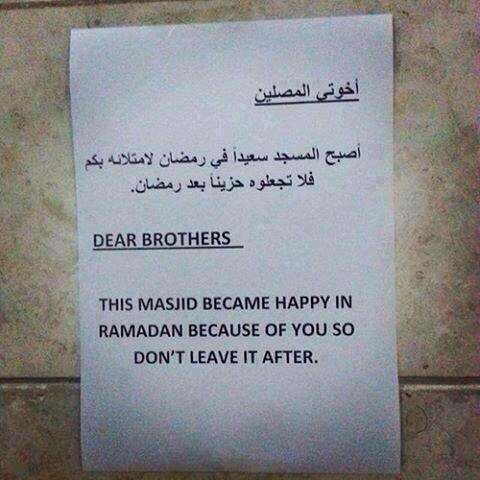ArabicBest's tweet photo. صورة :إمام أحد المساجد يضع ورقة كُتب عليها:
"أصبح المسجد سعيداً في رمضان لامتلائه فلا تجعلوه حزينا بعد #رمضان !" http://t.co/Z3ZMNQMUmn