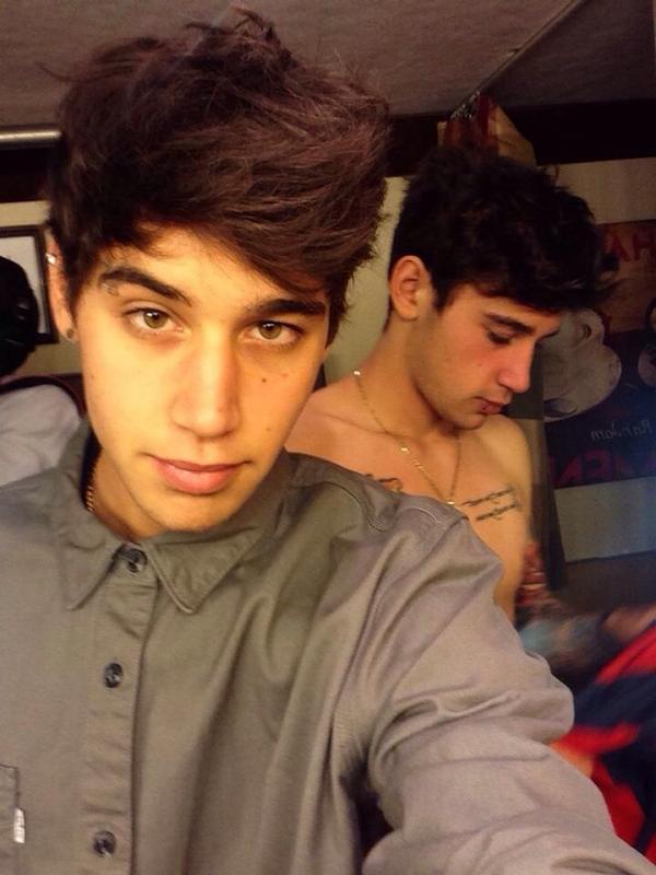 Image_Janoskian's tweet image. #imagine jai sending you a pic of Lukeso you can see him while they&apos;re on tour
