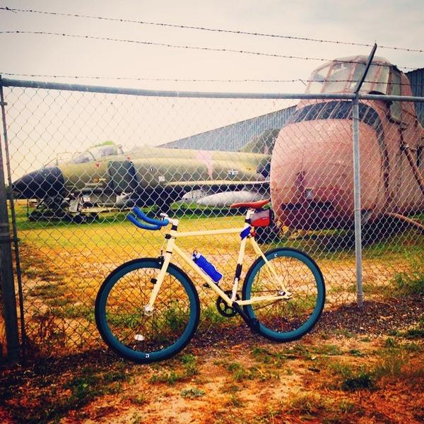 retrospecLA's tweet photo. The Ultimate Showdown: #Plane vs. #Fixie @sambo_slim #retrospec #fixedgear #thefixedlife #fixienation #bikeporn http://t.co/rHui8dQ59x